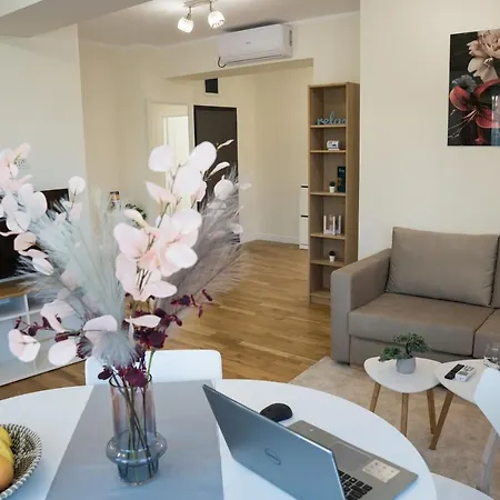 Azaleea Apartment *