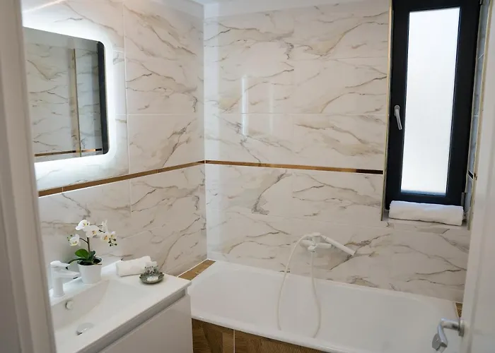 Azaleea בוקרשט